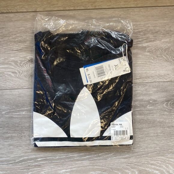 Addis Classics Trefoil Tee black/white Kids XL Nwt in packaging - Picture 4 of 5